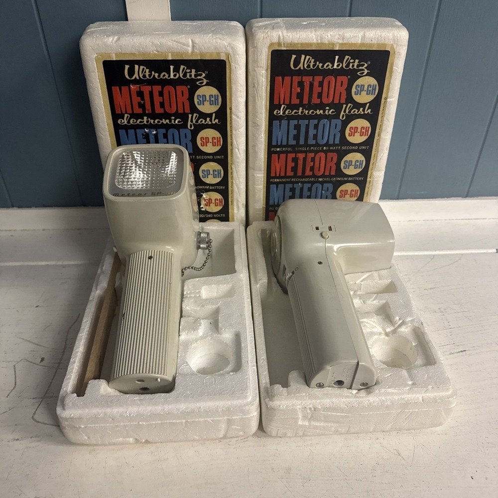 VINTAGE Lot Of 2 Meteor Ultrablitz ELECTRONIC FLASH UNITs ‎ Ac Operation 80 Watt
